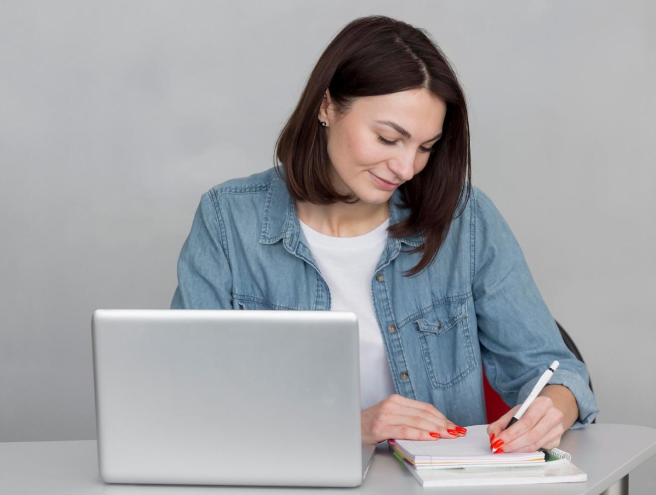 Expertengeleitete Finanzschulung in modernem Seminarraum